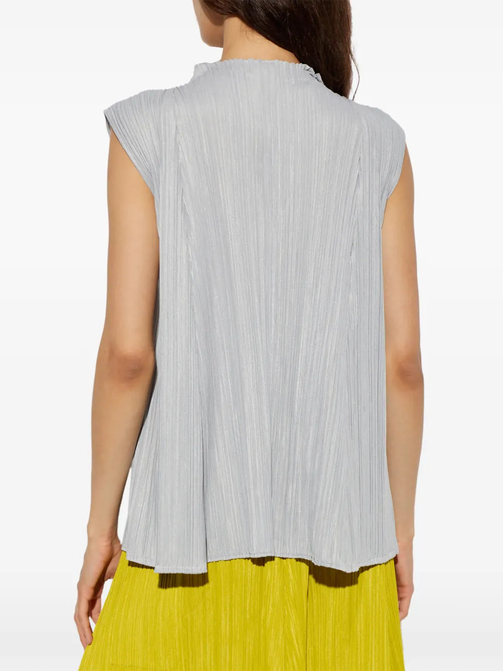 Pleats Please Issey Miyake – Top Smanicato Plissé con Collo Mock-Neck Svasato