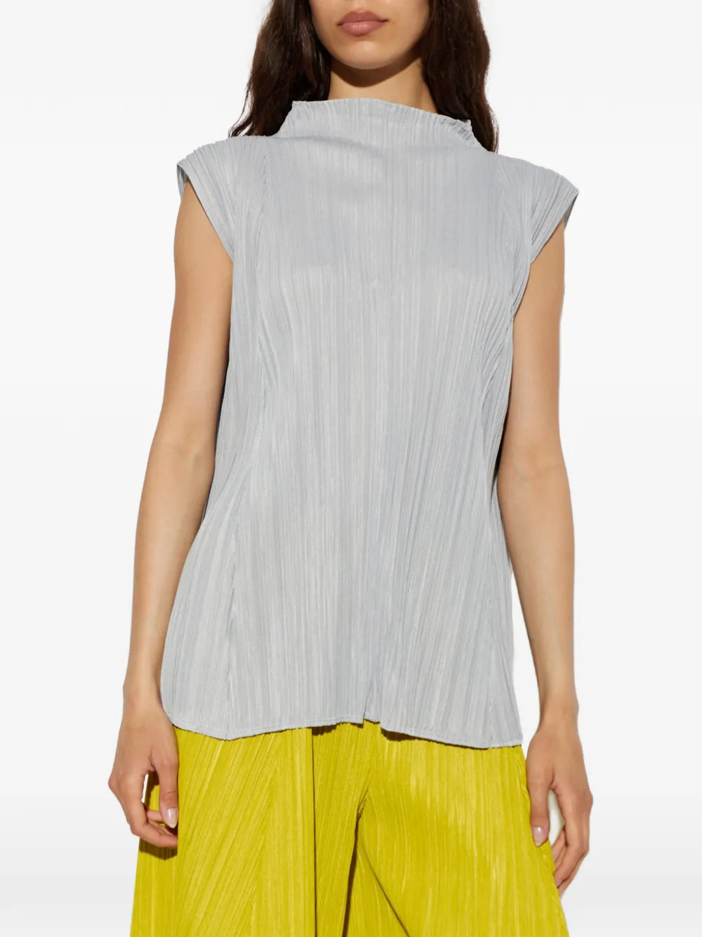 Pleats Please Issey Miyake – Top Smanicato Plissé con Collo Mock-Neck Svasato