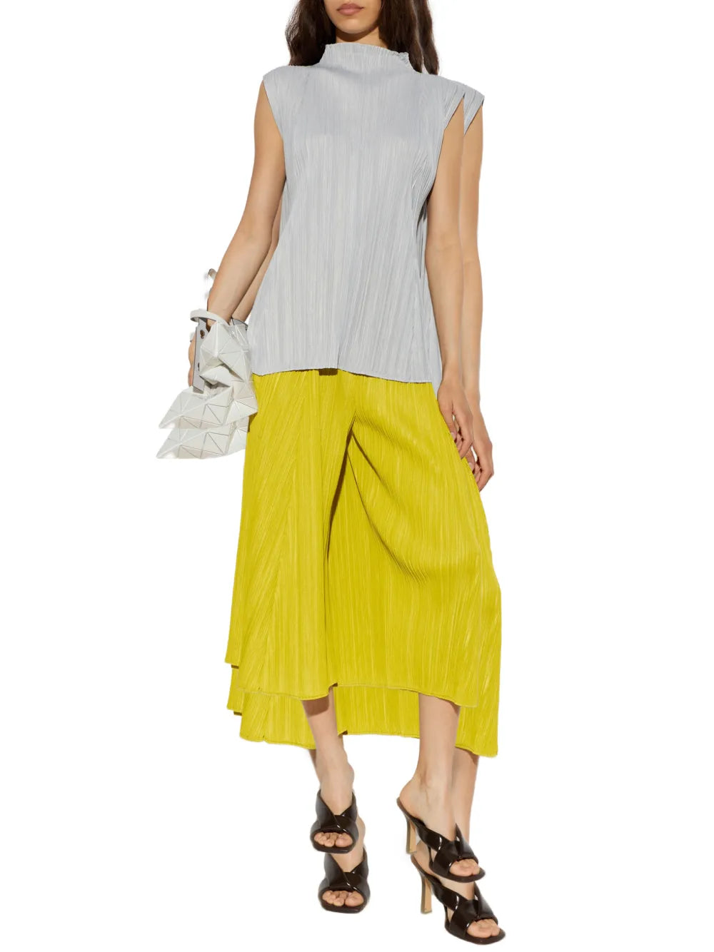 Pleats Please Issey Miyake – Top Smanicato Plissé con Collo Mock-Neck Svasato